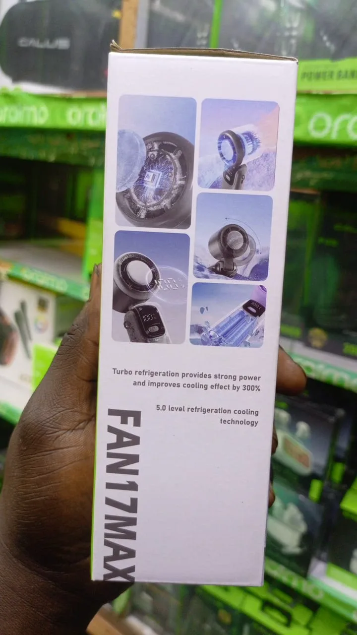 Boîte d'emballage du mini ventilateur gris anthracite Calus FAN17MAX montrant l'écran digital 100% et le visuel de la turbine